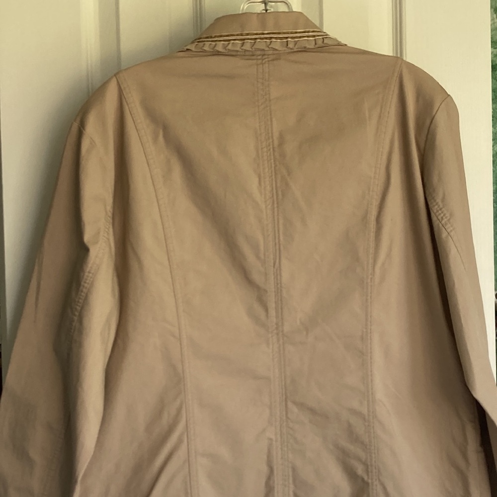 EUC Chico’s sz. 2, cream color jacket, 2 unopened pockets on front.   $9 - Picture 4 of 4
